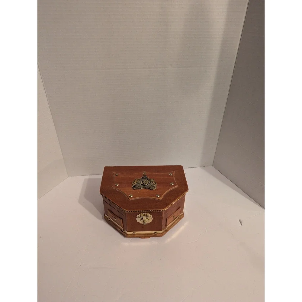 Beautiful Wooden Jewelry Box With A‎ Coat Of Arms On Top - Picture 2 of 7